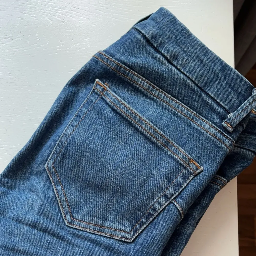 Zara mid waist utsvängda jeans. Jag har gjort jeansen lågmidjade. Säljer då de inte kommer till användning längre. Nyskick och knga defekter. Kontakta för fler bilder eller funderingar🌸. Jeans & Byxor.