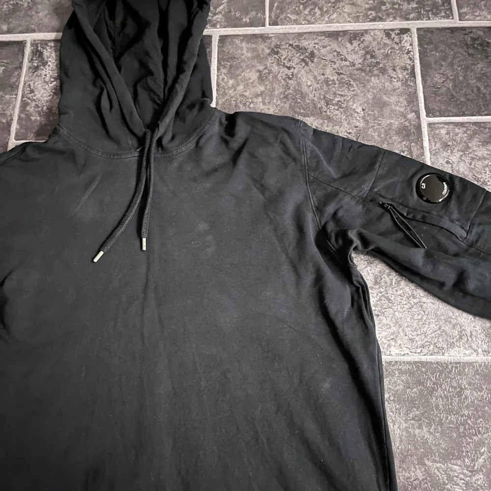 CP company hoodie, svart. Size: Large  Har använt ett par gånger. Bra skick 100% äkta. Tröjor & Koftor.