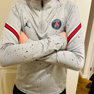 Paris Saint-Germain Träningströja Jordan x PSG - Grå/Navy - Paris Saint-Germain Träningströja Jordan x PSG - Grå/Navy 158 stl