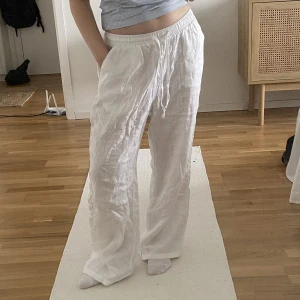 Madlady Mila Linnebyxor - Linnebyxor från Madlady i modellen Mila. Storlek S och längd Regular. Mid waist. Använda 1 gång, nyskick. Inget att anmärka på. Skriv för fler bilder 💗