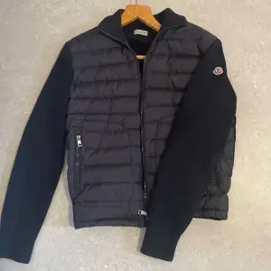 Säljer denna Moncler Cardigan(1:1) med fullt fungerande NFC-tagg. Den har använts sparsam och är i väldigt gott skick. Hör gärna av dig för mer info!