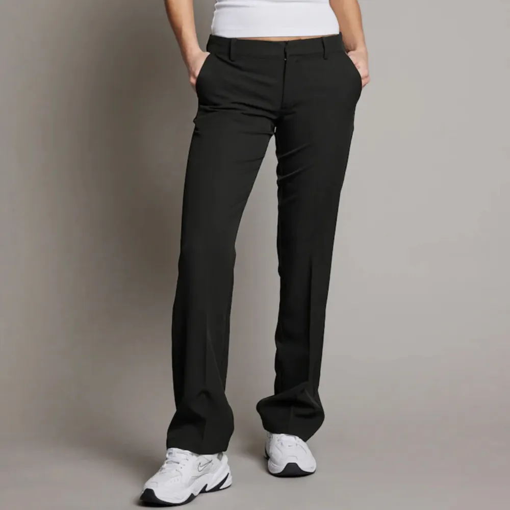 Säljer dessa lågmidjade kostymbyxor från bikbok i modellen ”Vera” 🌟. Jeans & Byxor.
