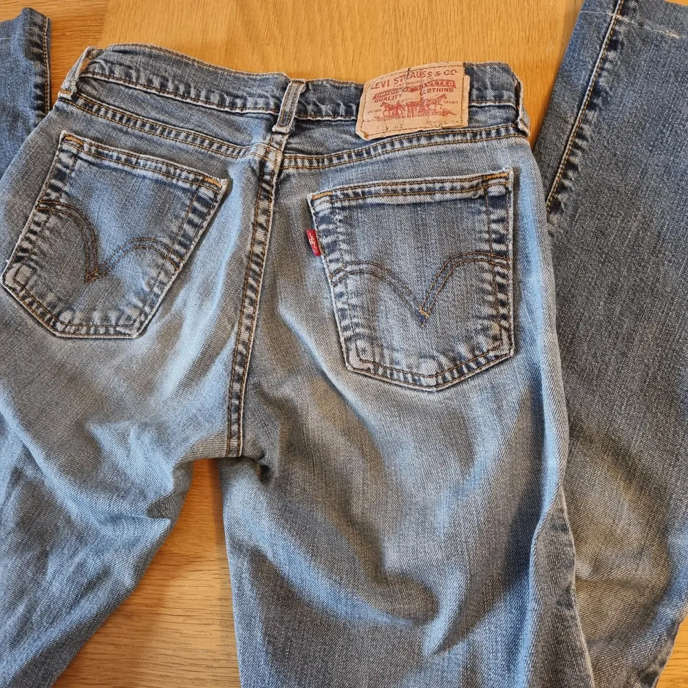 Levi's ljusa jeans passar W25 innerbenslängd 71 cm. Dessa har blivit modifierade av tidigare ägare (upp- och insydda, ny knapp). Jeansen är i en smal-rak modell. Lite flare.. Jeans & Byxor.