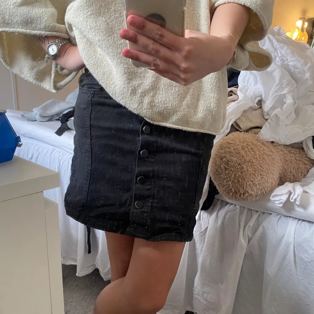 Super fin kjol från GinaTricot i storlek 36 men skulle mer säga att den är 34/xs. 80kr + frakt Tryck gärna på köp direkt❤️. Kjolar.