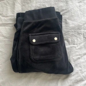 Juciy couture byxor💓 - Inte använda så många gånger, trådarna längst fram saknar ”paljetter” elr vad mans ska säga, men annars är de som helt nya💓 original pris: 1100kr köpta på Nelly.com