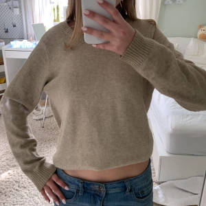 Tjocktröja  - Jätte skön beige tjocktröja från Vila i storlek XL men är jätte liten i storleken och är som en S/M💖