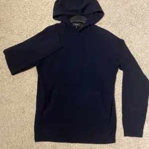 Tja säljer nu min Kashmir hoodie ifrån theory eftersom jag har växt ut den, nypris runt 4 tusen, 10/10 condition, ställ gärna frågor