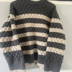 Stickat - Randig stickad tröja i bra skick