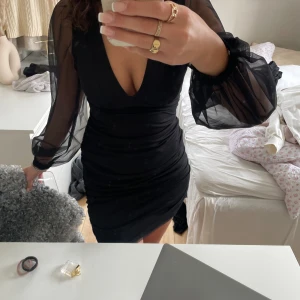 Svart festklänning 🥂 - Super fin festklänning från gina, endast använd 1 gång så mycket bra skick🤍