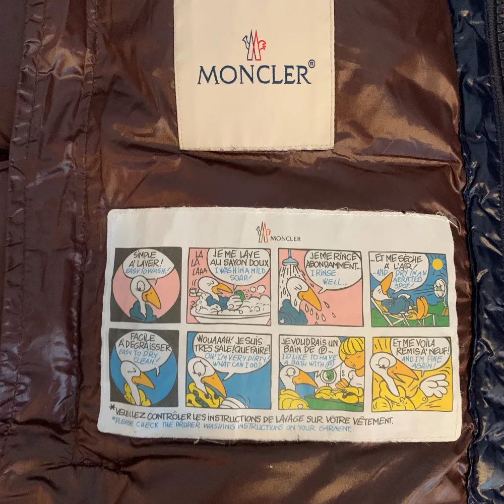 1:1 Moncler väst som är i storlek 1 som motsvarar storlek Small och modellen på bilden är ca 180 lång. Detta är den bästa kopian du kan få på marknaden och det ända som tyder på att den är fake är en detalj på tvättlappen. Skick:9/10 inga hål/fläckar. Jackor.