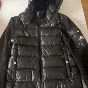 Moncler Maglione Tricot - En cardigan som inte produceras längre och svår att få tag på.  Cond: 7/10
