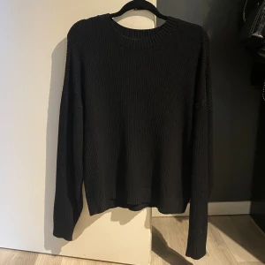 Stickad tröja  - Jätteskön stickad tröja ifrån Pull & Bear som tyvärr inte passar mig längre. Köpt på zalando för 299kr. Använd några gånger, väldigt bra skick. Priset kan diskuteras💕