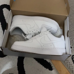 Nike air force 1 - Vita Nike air force 1 low, helt fläckfria och nya, säljs pga att dem är lite för små