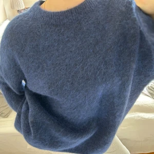 Mohairmix tröja  - Säljer en ”oversized tröja i mohairmix” från HM i storlek S. Aldrig använd utan enbart testad. Den är i färgen mörkblå. Den är från deras premium Collection/H&M edition. Skriv vid frågor eller fler bilder. Slutsåld på hemsidan