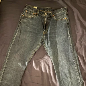 Jeans Levis  551 - Jeans av märket Levis.  De sitter väldigt bra men de är för små för mig.  De är av mycket bra kvalitet och har använts väldigt lite.  De är praktiskt taget nya. Waist: 30 Length: 32