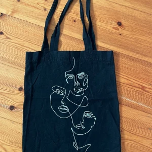 Tygpåse - Tygpåse i fint skick med ”line art”. Från Lindex