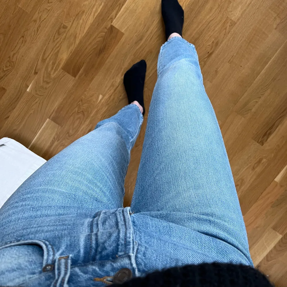 Croppade på mig som är 168 cm. Små i storlek, mer som en 25/26 i storlek. Som nya🤍. Jeans & Byxor.