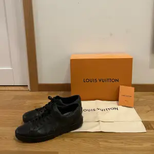 Tjena säljer mina Louis Vuitton skor i storlek 42 dem är i bra skick men några små flaws. Har og till dem.