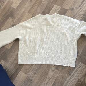 En stickad tröja från Kappahl i storlek 146/157. Den är i bra skick men bara lite knottrig på vissa ställen.