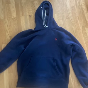 Ralph lauren hoodie - En nästintill omvänd hoodie, skick 10/10. Säljer för att sne är för stor.