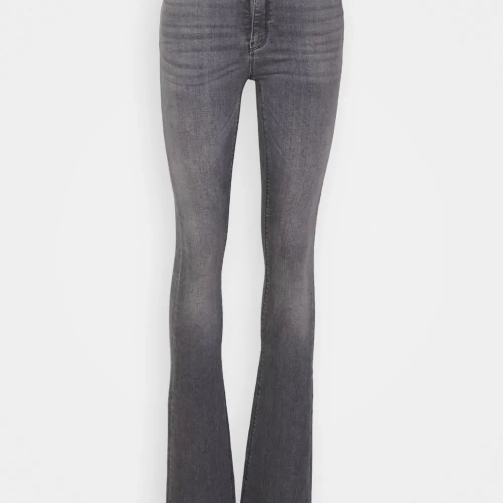 Gråa jeans från only, tall modell💕 För långa för mig som är 172, storlek S/36 Sparsamt använda men eftersom dom är för långa så är dom nötta vid hälen. Jeans & Byxor.