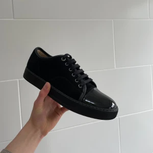 Lanvin skor - Hej! Säljer nu dessa nästan helt nya lanvin skor. Skorna är i nyskick 10/10. Inga defekter! Med skorna medföljer dustbag