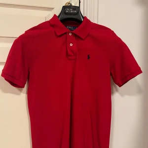 Ralph Lauren Piké - Säljer en ralph lauren piké som är i princip oanvänd. Köpt flertal år sedan så är för liten för mig som bär Medium, denna är mer åt S/XS håller! Tveka inte att skriva för ytterligare frågor🙌🏼