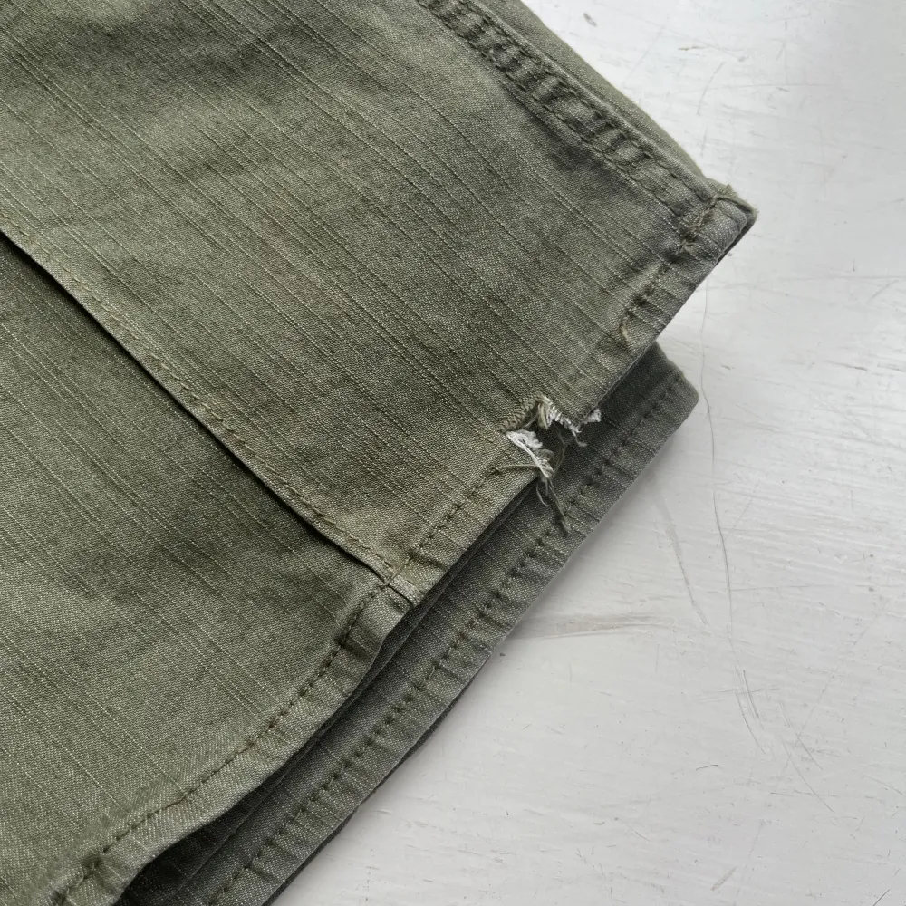 Snygga gröna hm jeans som tyvärr har en mindre skada längre ner på benet.. Jeans & Byxor.