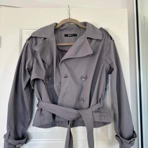 Nyskick. För fler bilder googla ”cropped trench coat grå Gina tricot”. Nypris 699kr 