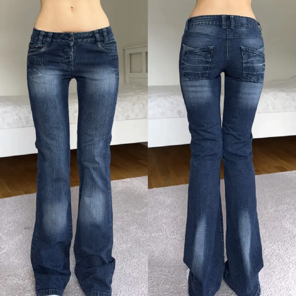 Midja: 77, innerben: 86💟 Lågmidjade bootcut jeans, vintage från Vero Moda!! de har lite stretch💞 hon på bilden är 171cm lång, stl S/36/28 . Jeans & Byxor.