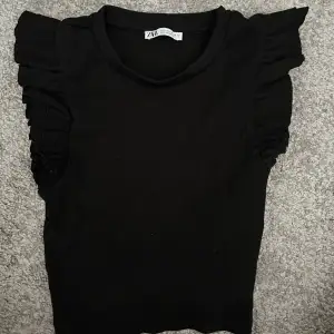 Jätte fin svart volang t-shirt ifrån Zara!💕 Säljer då jag aldrig använt. Har även i vit (finns bilder på min plick)💕
