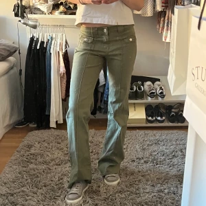 Gröna byxor från hm - Säljer dessa populära och jätte snygga byxor från hm🫶 I jätte fint skick!! Slutsålda på hemsidan