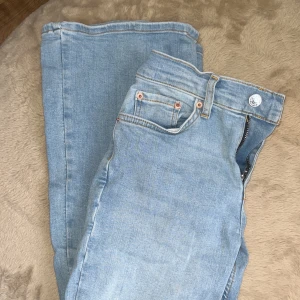 Utsvängda Jeans - utsvängda jeans säljes för att jag inte använder dom. lågmidjade!