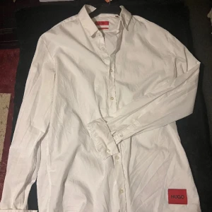 Hugo boss skjorta  - Vill bara bli av med den! 9/10 skick inga flaws storlek M! Klicka köp nu 