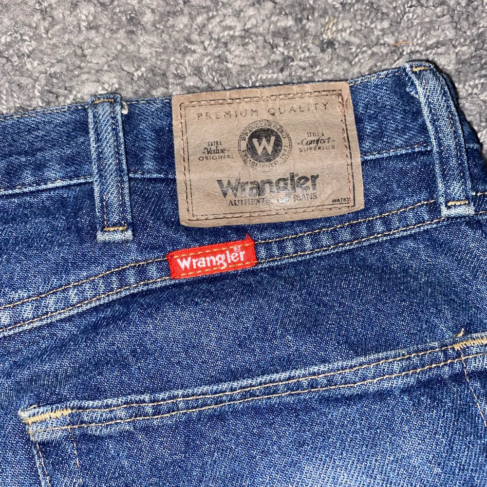 Baggy Wrangler denim jeans slitna från skating, bra för skating. . Jeans & Byxor.
