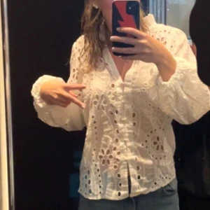 Vit sommarblus❣️🌸💐 - Väldigt bra skick förutom att den krympt lite i tvätten, plagget var från början i storlek S men skulle nu istället säga att den passar någon från Xs-xxs💗💗