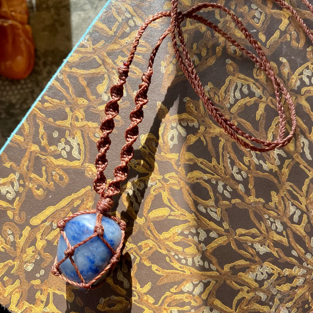 Kristall halsband/ talisman gjord med kärlek 🧿🪬💙 Kristallen är en äkta blå kvarts 💙 Längden på halsbandet går att justera 💙. Accessoarer.