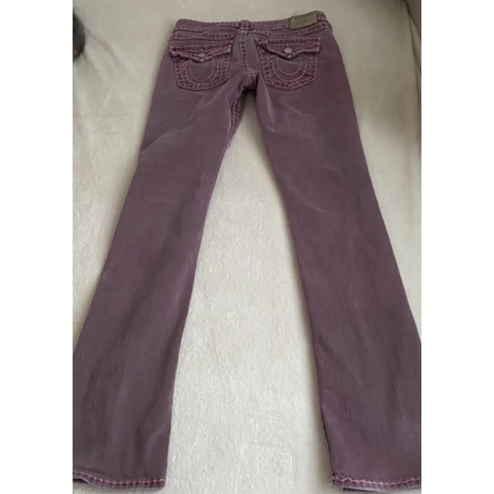 Jättesöta lila true religon jeans med rosa sömmar kom privat för fler bilder 💘  De är flare . Jeans & Byxor.