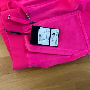 Säljer ett par helt oanvända juicy couture byxor då dem inte passade i längden. Det är storlek xxs men passar dem upp till s skulle jag säga 