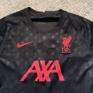 Liverpool fc fotbollströja  - Säljer nu denna fina fotbollströja med Liverpool fc som märke. Används några gånger men i väldigt bra skick, skriv för exakta mått! 💖