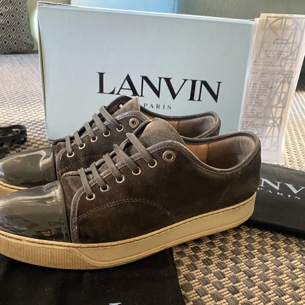 Ett par fräscha Lanvin skor i färgen grå! Skicket är 7,5/10 och storleken är size 7 ~ 41/42. Köpta på nk för 4 300 kr, kvitto finns! Hör gärna av dig vid frågor och funderingar!. Skor.