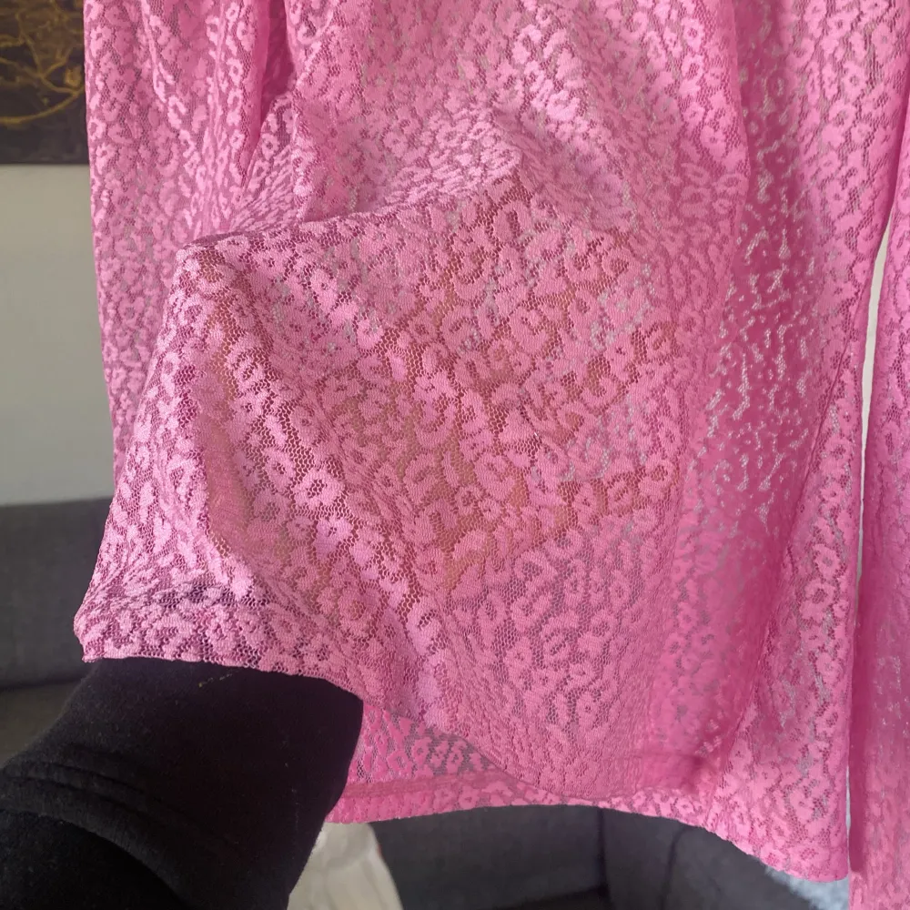 spetsblus från ellos i rosa fin färg❤️strl 34 men passar även större då den är stretchig😊. Blusar.