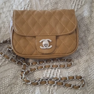 Söt liten handväska i skinn - I nyskick