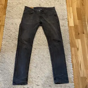 Sköna jeans ifrån dondup i modellen George  Nypris 2800kr Skick 8/10 Storlek 34 Svart/gråa Hör av dig vid frågor!