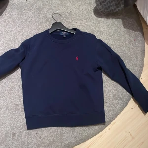 Polo ralph lauren - Säljer min Ralph lauren tröja som jag nu har växt ur, tröjan är i storlek 152/10-12 år och i väldigt fint skick!