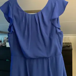 Blå klänning från NLY ONE med öppen rygg 