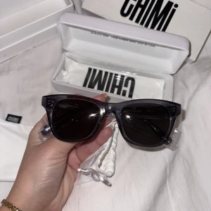 Chimi solglasögon 007 - Säljer nu dessa splitternya Chimi solglasögon i färgen ”dark grey”. Fick dessa när jag fyllde år men gillade inte passformen på mig. Så dessa är aldrig använda dvs att de är som nya!  Alla påsar och kartong medföljer.