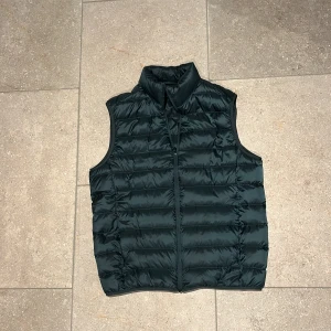 UNIQLO väst - Jätte fin UNIQLO väst som har endast använts ett fåtal gånger! 