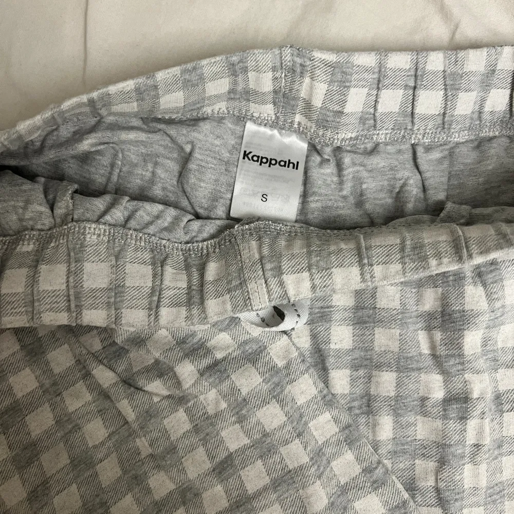 Pyjamasbyxor från Kappahl, använda men inget som är synligt . Jeans & Byxor.