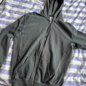 Säljer åt min bror då han växt ur. Mörk grå hoodie med dragkedja från Vailent i storlek xs (herr). I bra skick med coolt tryck där bak. Säljs för 100kr